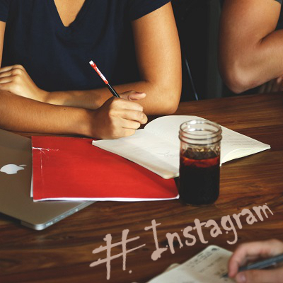 Instagram インスタグラム ストーリーでみんなにアンケートをとっちゃおう アンケートスタンプの使い方 Moshbox