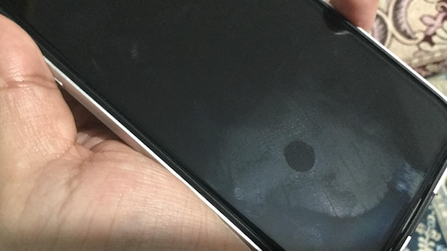 Iphone Xに今ある問題は ディスプレイに気泡や濃淡の縞模様 コーティングのむらによる剥がれなどの品質管理の不備に苦情も Moshbox