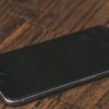 iOS 11.4アップデートで、iPhoneユーザーがカメラアプリを使用すると画面が黒くなるブラックスクリーン問題などを報告しています。